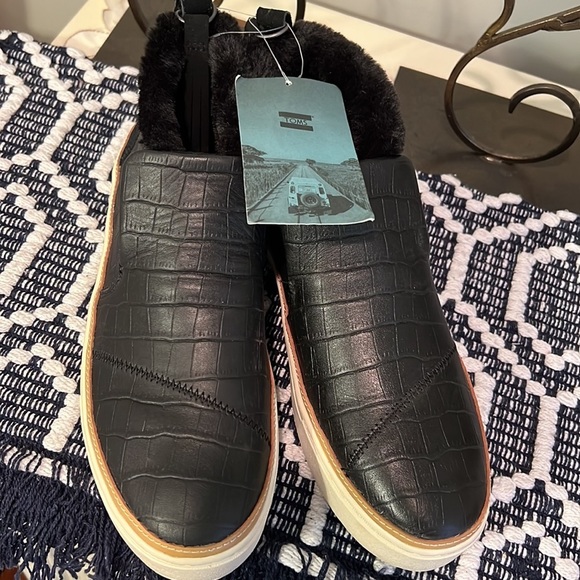 NWT TOMS Croc Embossed Leather And Faux Fur Paxton Slip Ons - Picture 10 of 13
